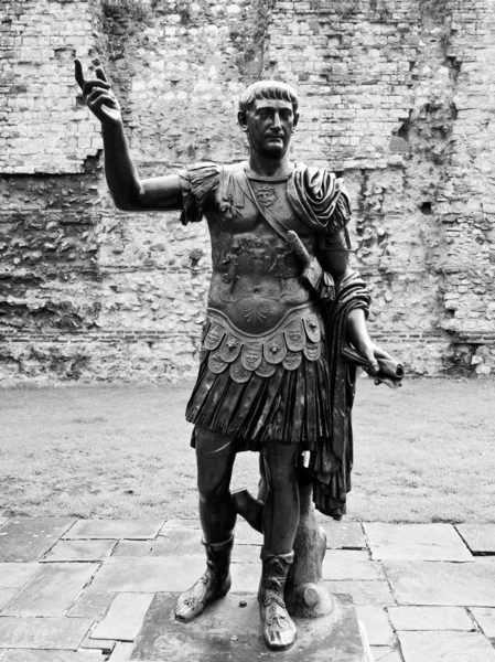 Keisari Trajanuksen patsas — kuvapankkivalokuva