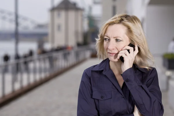 Mulher de negócios inteligente no telefone móvel — Fotografia de Stock