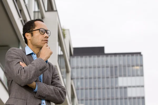 Smart Casual Business Man Porträt vor Bürogebäude — Stockfoto