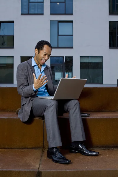 Sprytny biznesmen pracy na zewnątrz z laptopa bez drutu lan — Zdjęcie stockowe