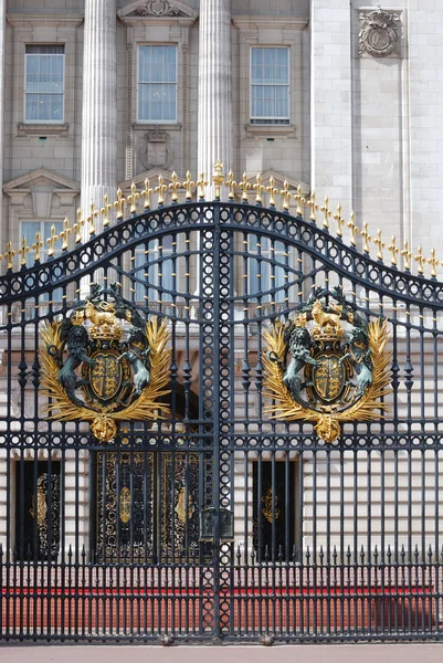 Buckingham palace gate with crest — Stock Photo, Image