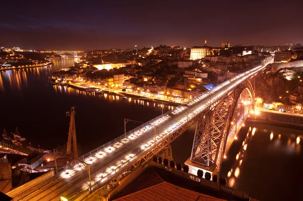 Puente Dom Luis I iluminado por la noche. Oporto, Portugal oeste —  Fotos de Stock
