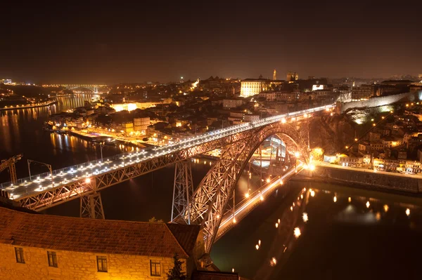 Мост Дома Луиса I освещался ночью. Опорту, Португалия — стоковое фото