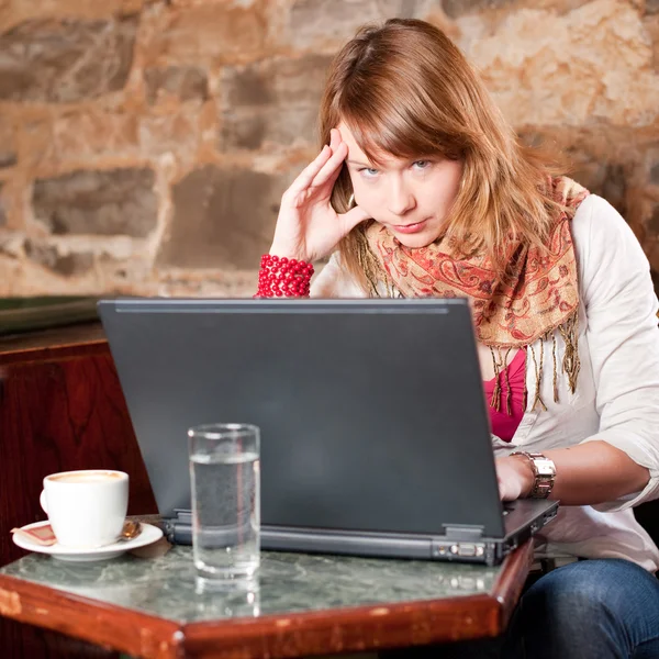 Morgonkaffe på internetcafé - vacker ung flicka kontroll — Stockfoto