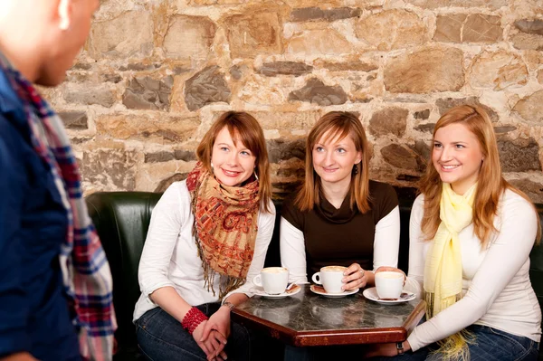 Man net aangekomen in een caffee waar drie meisjes verwachtten Hallo — Stockfoto