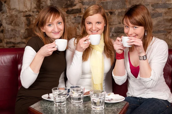 Três belos jovens estudantes esperando beber café e havi — Fotografia de Stock