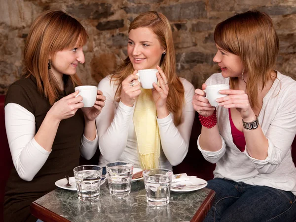 Trois beaux jeunes étudiants attendant de boire du café et havi — Photo