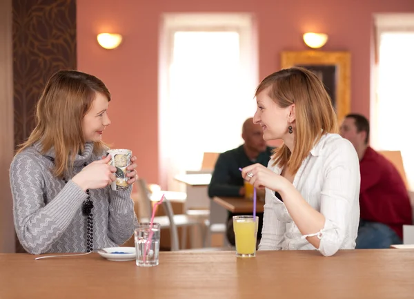 Meisje chat - twee meisjes praten en drinken koffie — Stockfoto