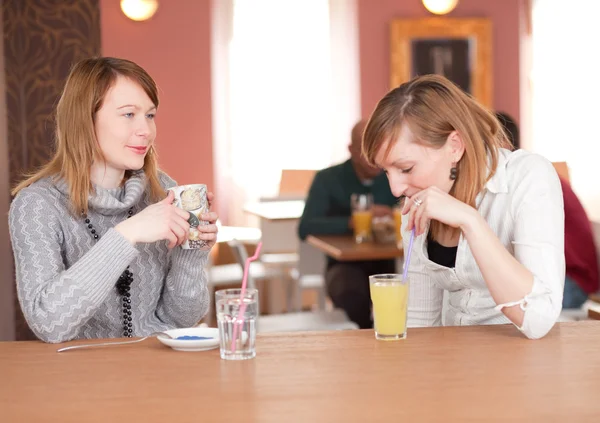 Gelukkige jonge paar in café, hebben een geweldige tijd samen. — Stockfoto
