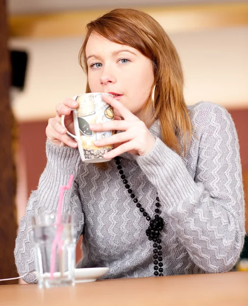 Erster Capuccino - schönes junges kaukasisches Mädchen trinkt Kaffee — Stockfoto