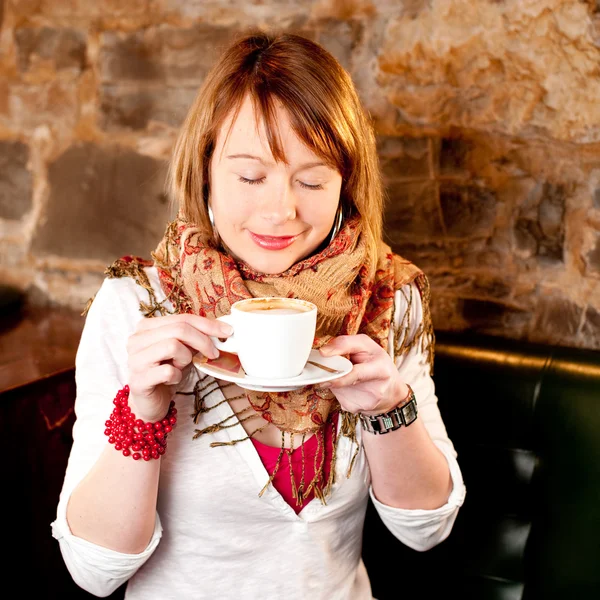 Första capuccino - vackra unga kaukasiska flickan dricka kaffe — Stockfoto