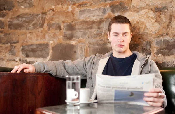 早晨咖啡和新闻-英俊的年轻男子读报纸我 — 图库照片