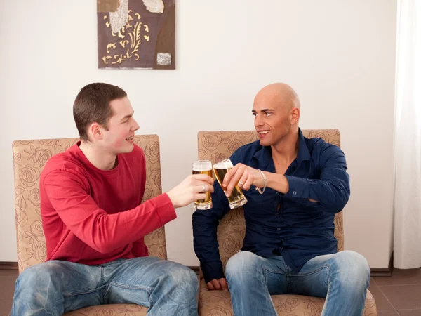 Two men drinking beer — Stock Photo, Image