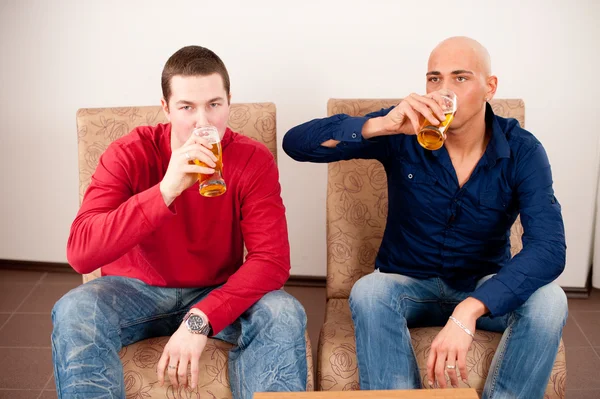Two men drinking beer — Stock Photo, Image