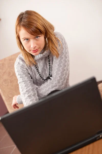Jeune fille avec ordinateur portable — Photo