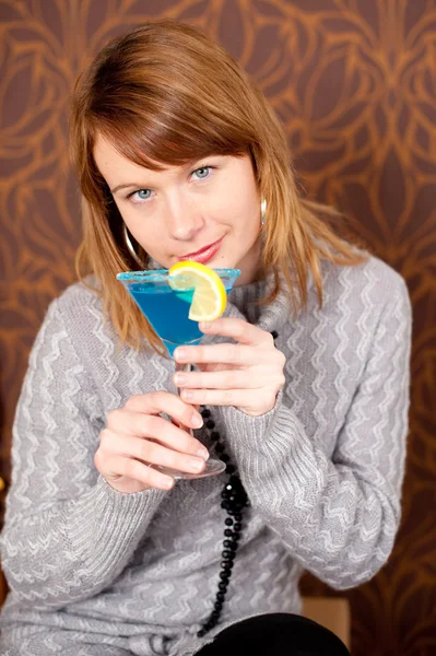 Nahaufnahme Porträt eines wunderschönen Mädchens mit Cocktail — Stockfoto
