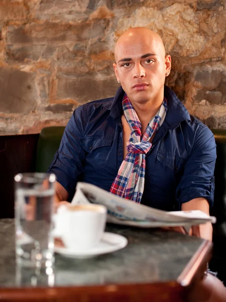 Morning coffee and news - Handsome young man reading newspaper i — Stock Photo, Image