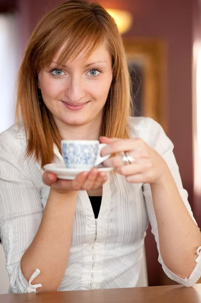 Eerste capuccino - mooie jonge Kaukasische meisje, drinken koffie — Stockfoto