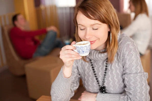Primeiro capuccino - Bela jovem caucasiana bebendo café — Fotografia de Stock