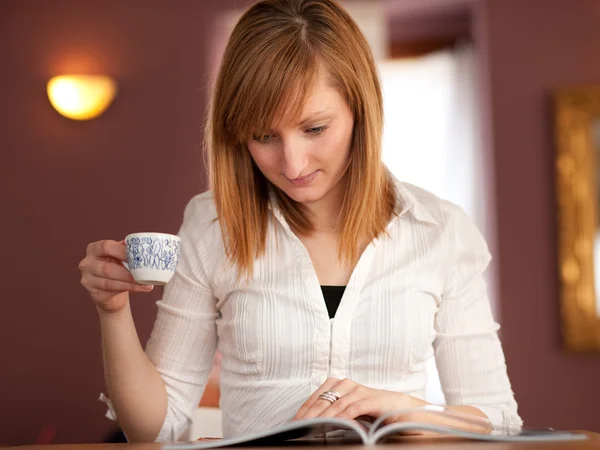 Primeiro capuccino - Bela jovem caucasiana bebendo café — Fotografia de Stock