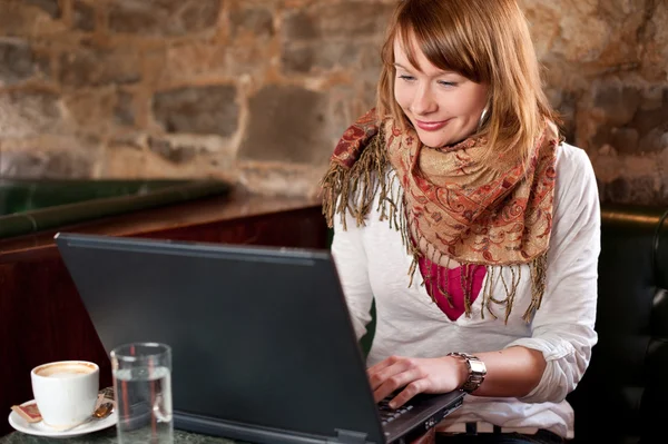 Ranní kávu v internetové kavárně - krásná mladá dívka, kontrola — Stock fotografie