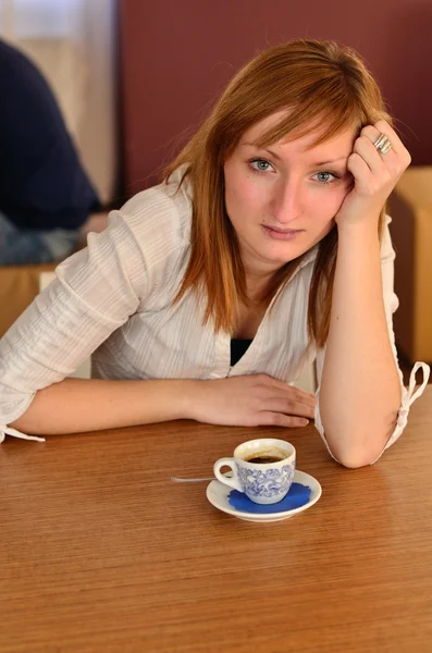 Vacker ung flicka dricker kaffe — Stockfoto