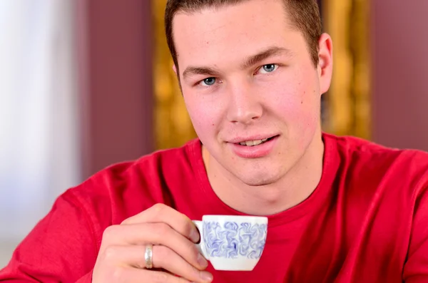 Hombre guapo bebiendo café — Foto de Stock