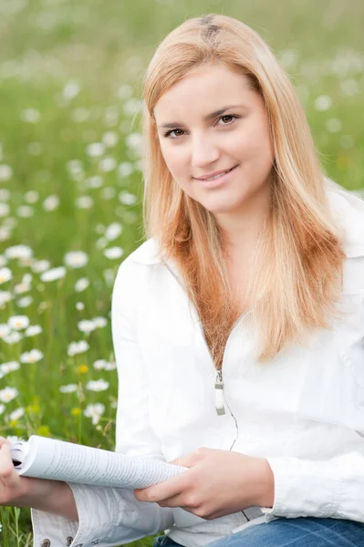 私はフィールドの草で屋外の読書の美しい若い女性 — ストック写真