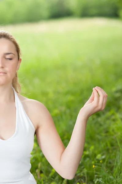 Meditación en la naturaleza - Linda joven medita al aire libre en un gr —  Fotos de Stock