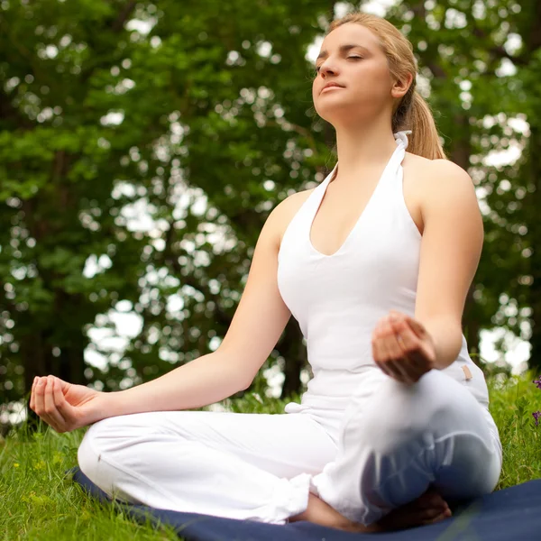 Meditación en la naturaleza - Linda joven medita al aire libre en un gr — Foto de Stock
