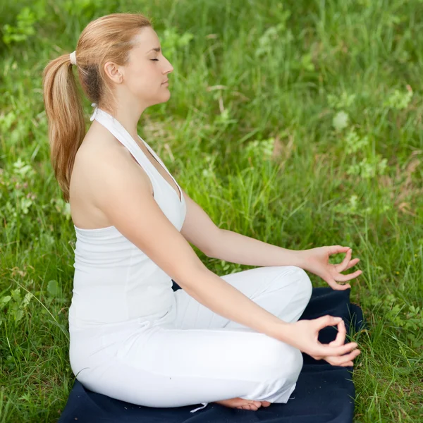 Meditation in nature - Cute young girl meditates outdoor on a gr — Stock Photo, Image