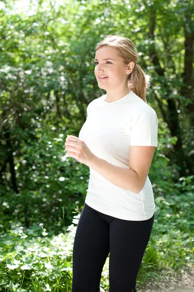 Aantrekkelijke jonge vrouw op een run in de natuur — Stockfoto