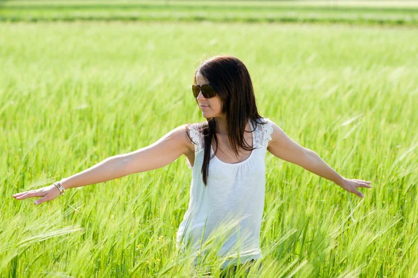 Привлекательная молодая женщина на зерновом поле — стоковое фото