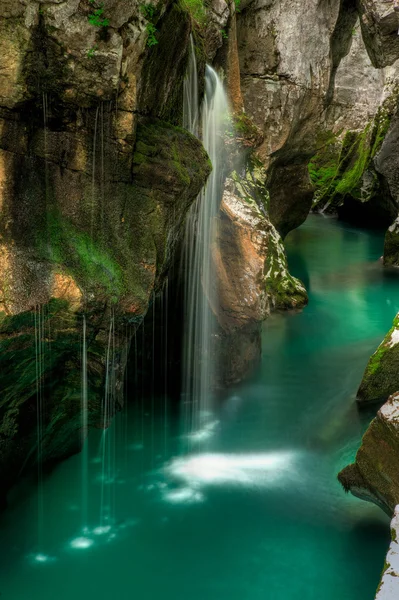 Pequeno waterfal no rio Soca valey Eslovénia — Fotografia de Stock