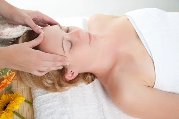 Schöne junge Frau mit einer Massage im Wellness-Center - Mädchen — Stockfoto