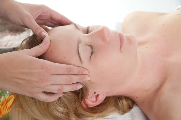 Vacker ung kvinna med en massage i wellness centre - flicka — Stockfoto