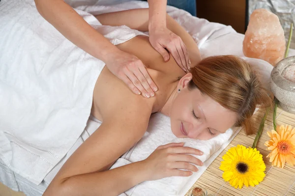 Красива молода жінка має масаж в оздоровчому центрі дівчина — стокове фото