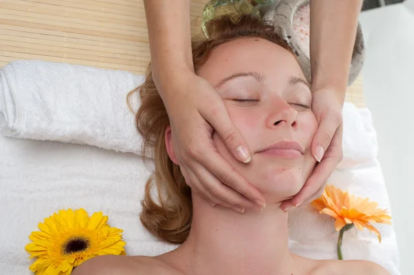 Bella giovane donna che fa un massaggio nel centro benessere - ragazza — Foto Stock