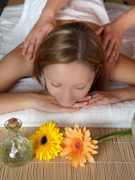 Красива молода жінка має масаж в оздоровчому центрі дівчина — стокове фото