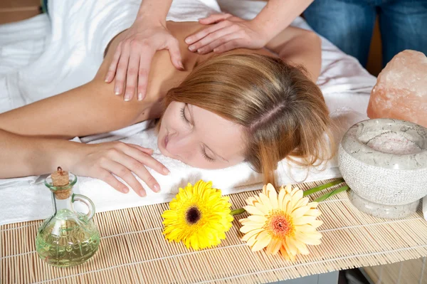 Hermosa mujer joven teniendo un masaje en el centro de bienestar - chica —  Fotos de Stock