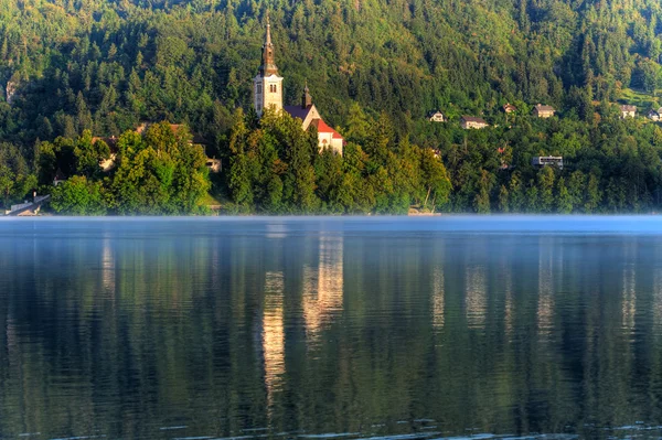 Kirche auf der Insel - See am frühen Morgen ausgeblutet — Stockfoto