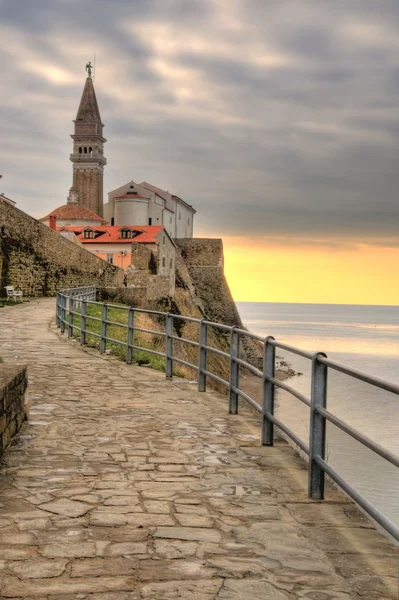 Havet Visa gamla kyrkan i piran Slovenien — Stockfoto