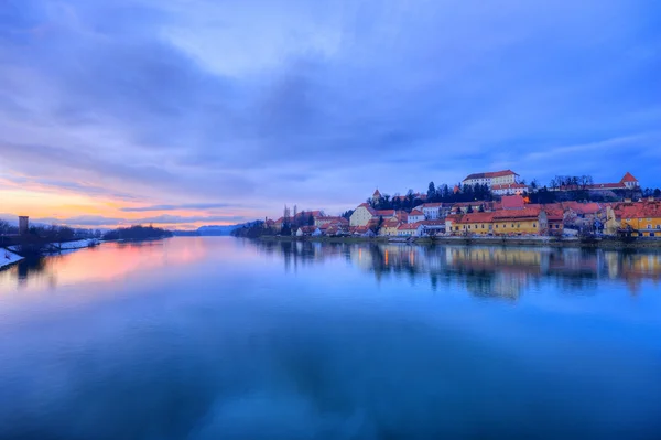 Cidade velha Ptuj perto do rio Drava na Eslovénia, Europa Central, Mediterrâneo — Fotografia de Stock