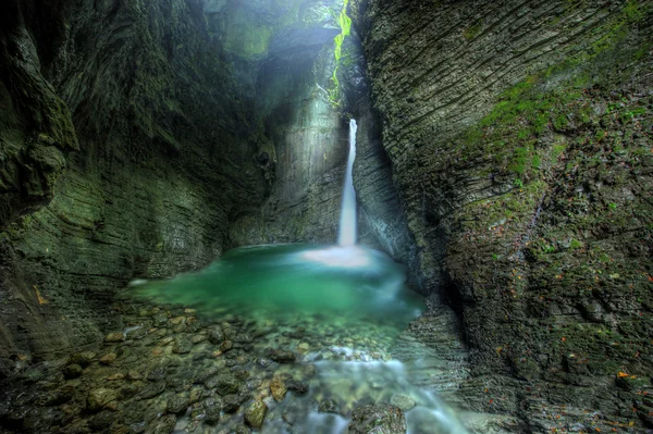 Cascada de Kozjak - Cascada de 15m de altura en la cueva de los Alpes en el oeste de Eslovenia - Europa central —  Fotos de Stock