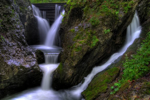 Cachoeira em um pequeno riacho — Fotografia de Stock