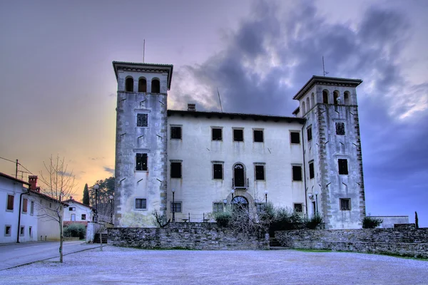 Castelo Dobrovo ao entardecer — Fotografia de Stock