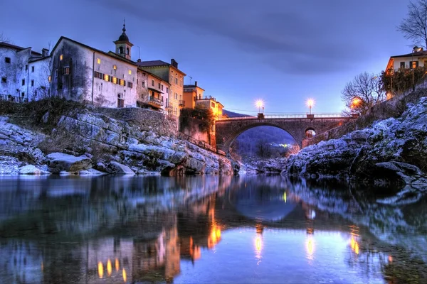 Ponte sobre o rio soca em slovenia ao entardecer — Fotografia de Stock