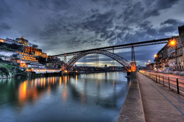 Dom luis brug's nacht verlicht. Porto, portugal-West-Europa — Stockfoto
