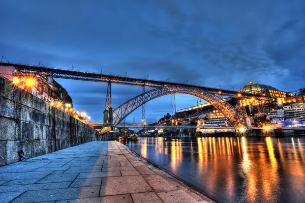 Dom luis-bron upplyst på natten. Porto, portugal Västeuropa — Stockfoto
