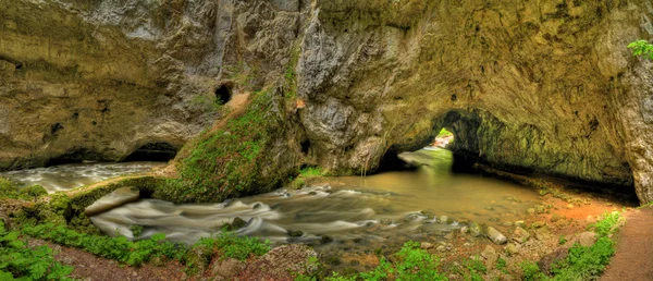 Curva subterránea del río — Foto de Stock